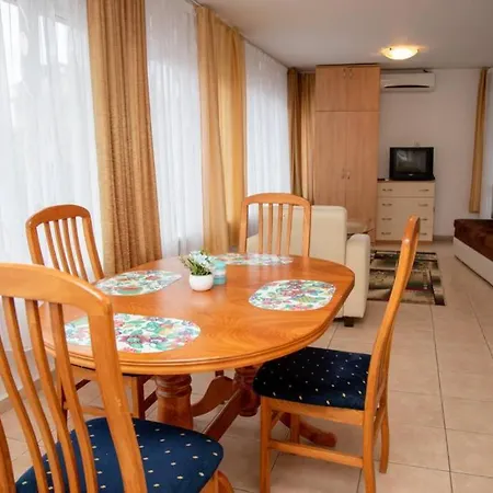 Апартамент Convenient 1-bedroom Flat Next To Harmanite Созопол